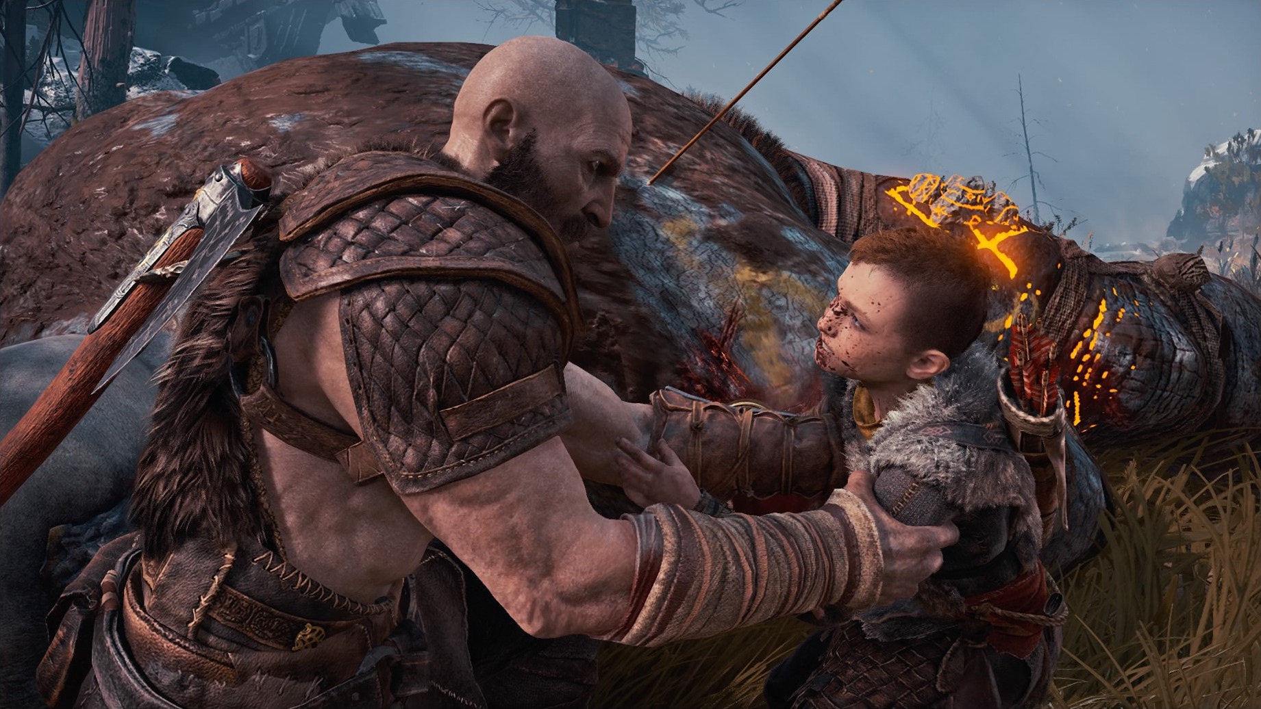 Kuva 1. Kratos rauhoittaa Atreusta pojan saaman raivokohtauksen jälkeen.